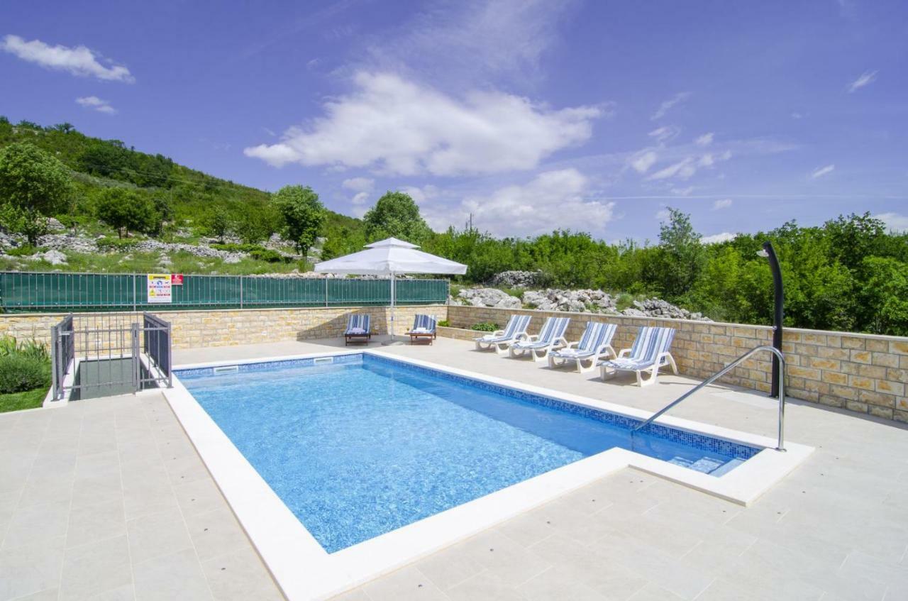 Villa Katja Omis Bagian luar foto